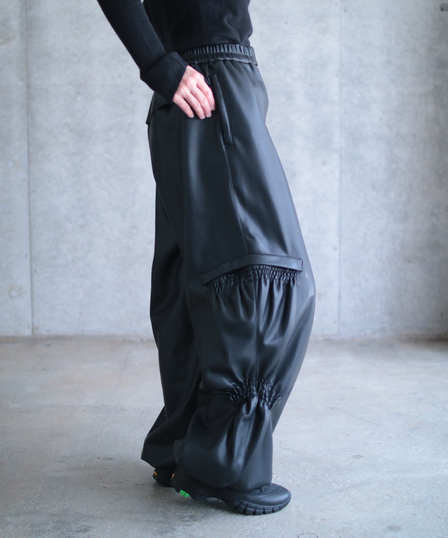 SHIRRING VOLUME LEATHER PANTS