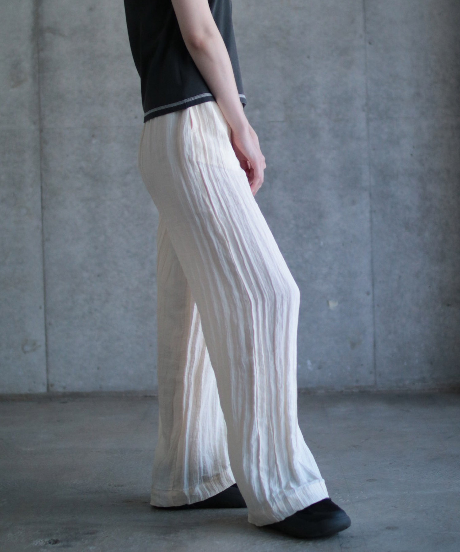 Crinkle texture trousers
