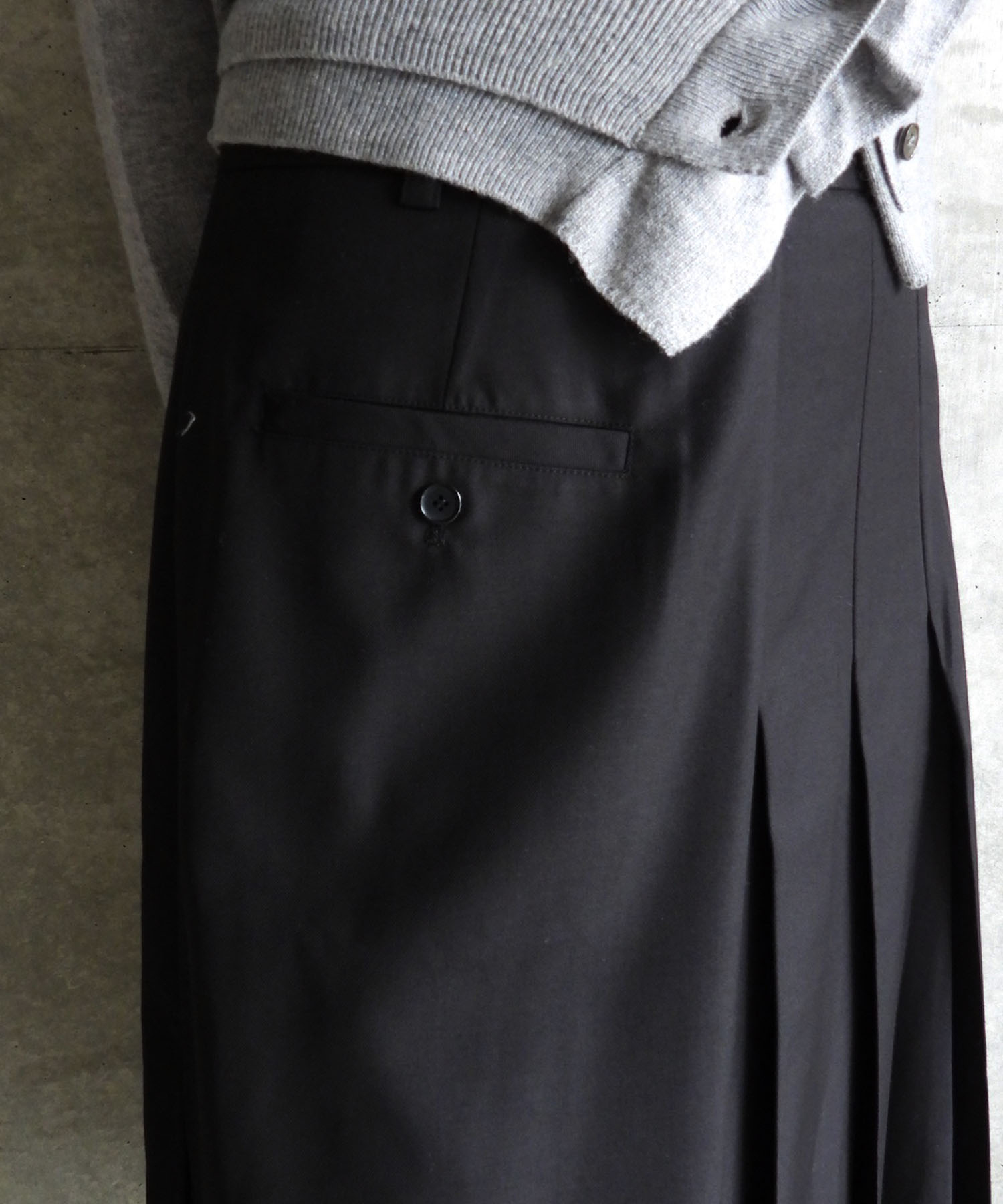 LAYERED PLEATED MIDI SKIRT