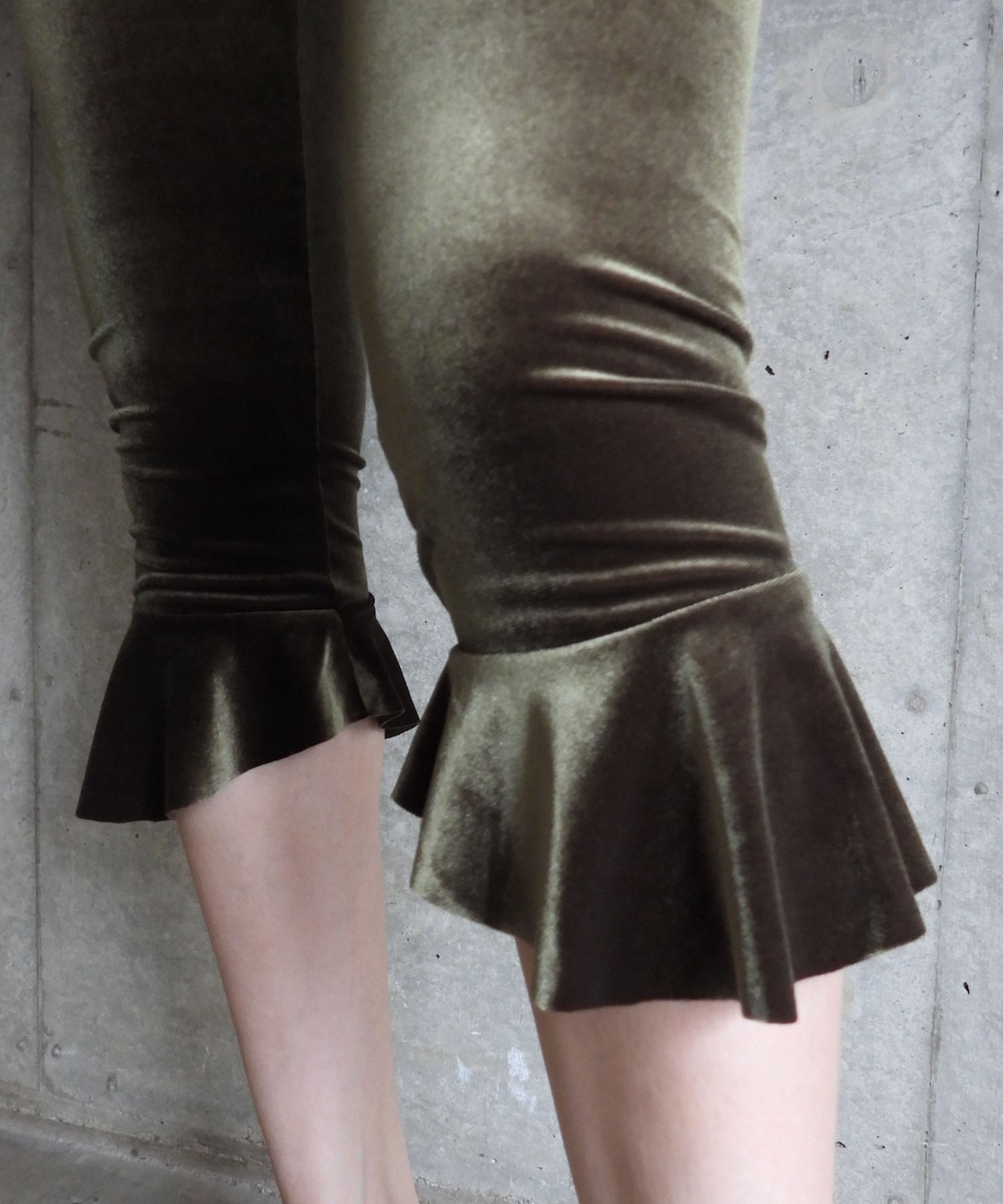 Velvet Volant Capri Pants