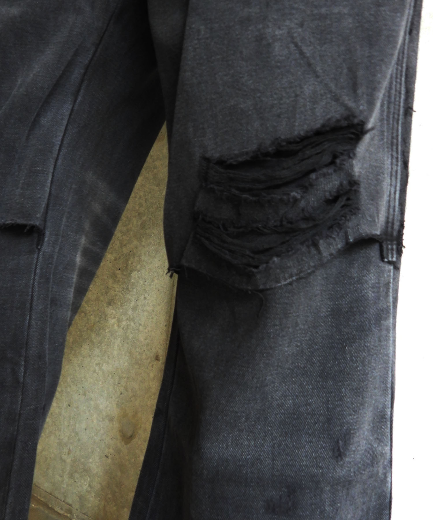 DISTRESSED CUTOUT DENIM