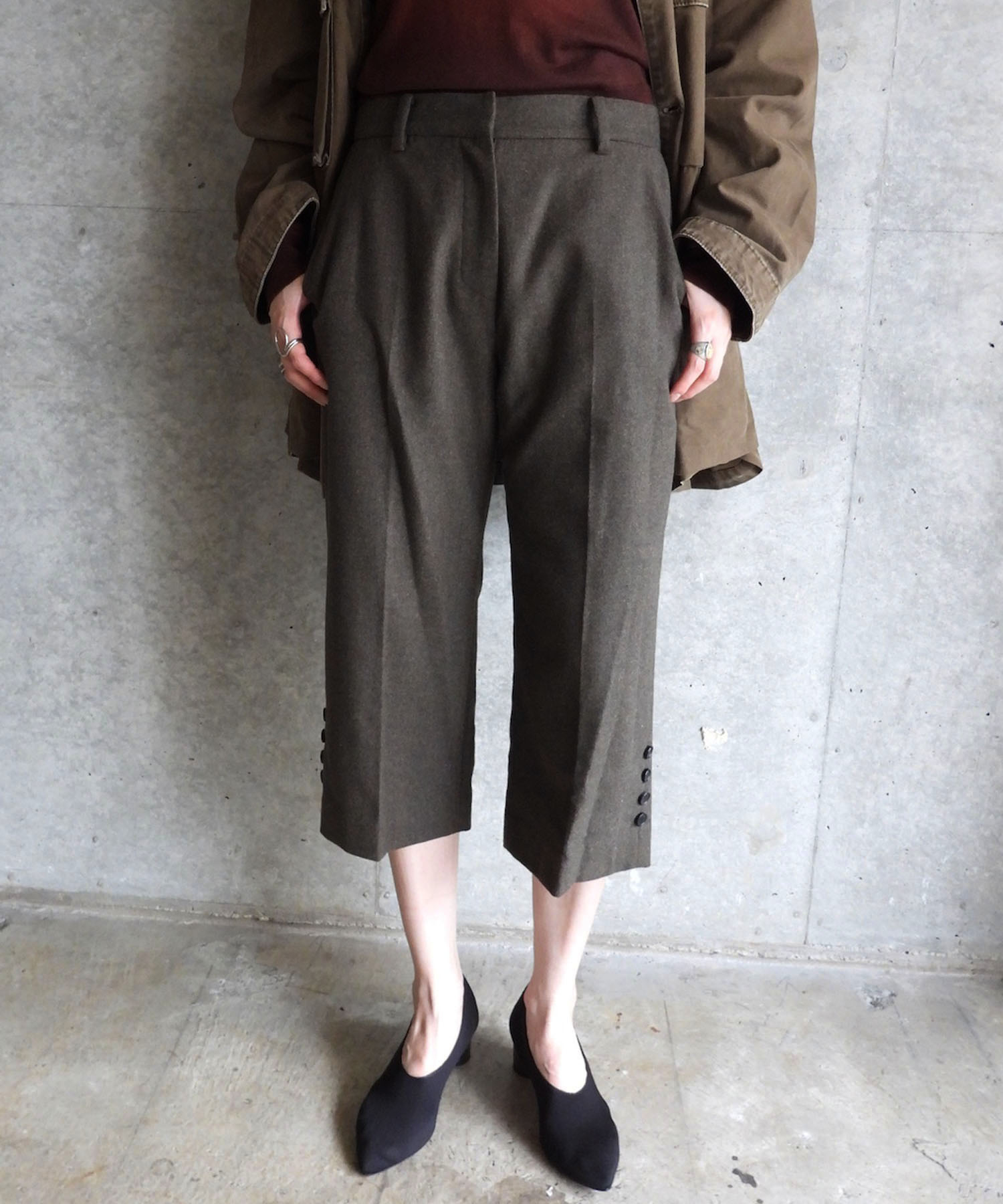 BUTTON DETAIL CAPRI PANTS