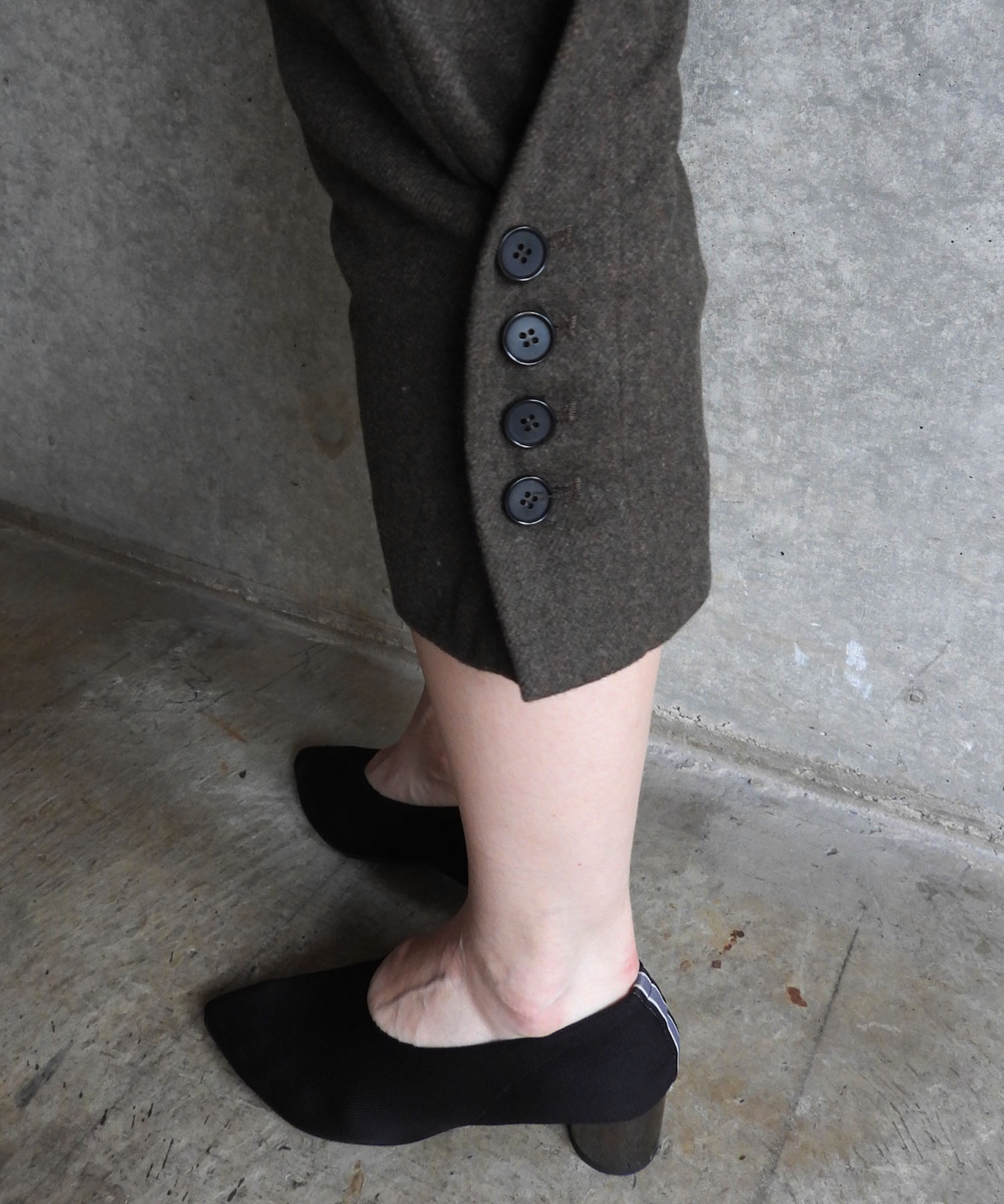 BUTTON DETAIL CAPRI PANTS