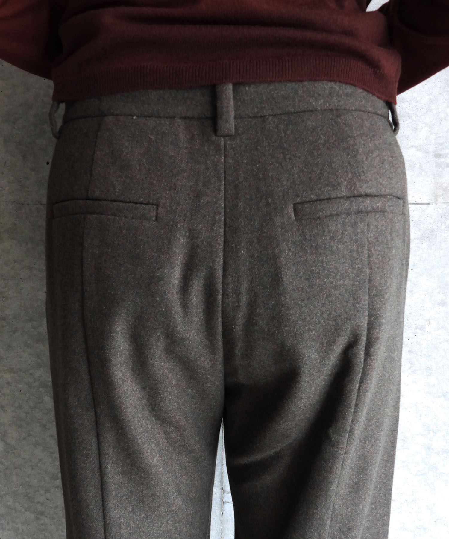 BUTTON DETAIL CAPRI PANTS