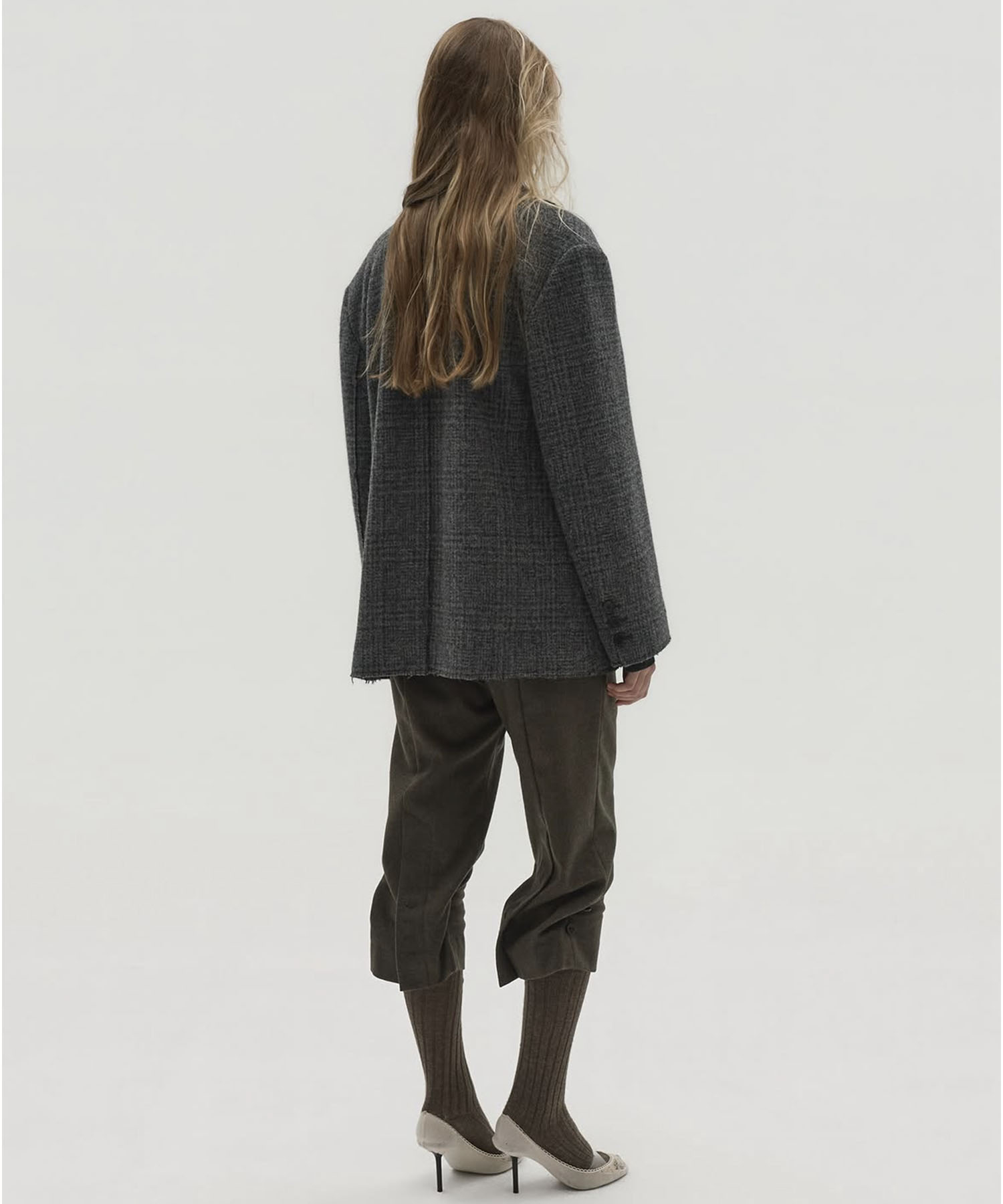 BUTTON DETAIL CAPRI PANTS