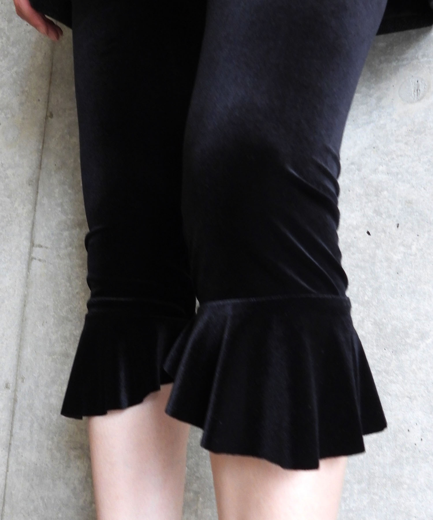 Velvet Volant Capri Pants