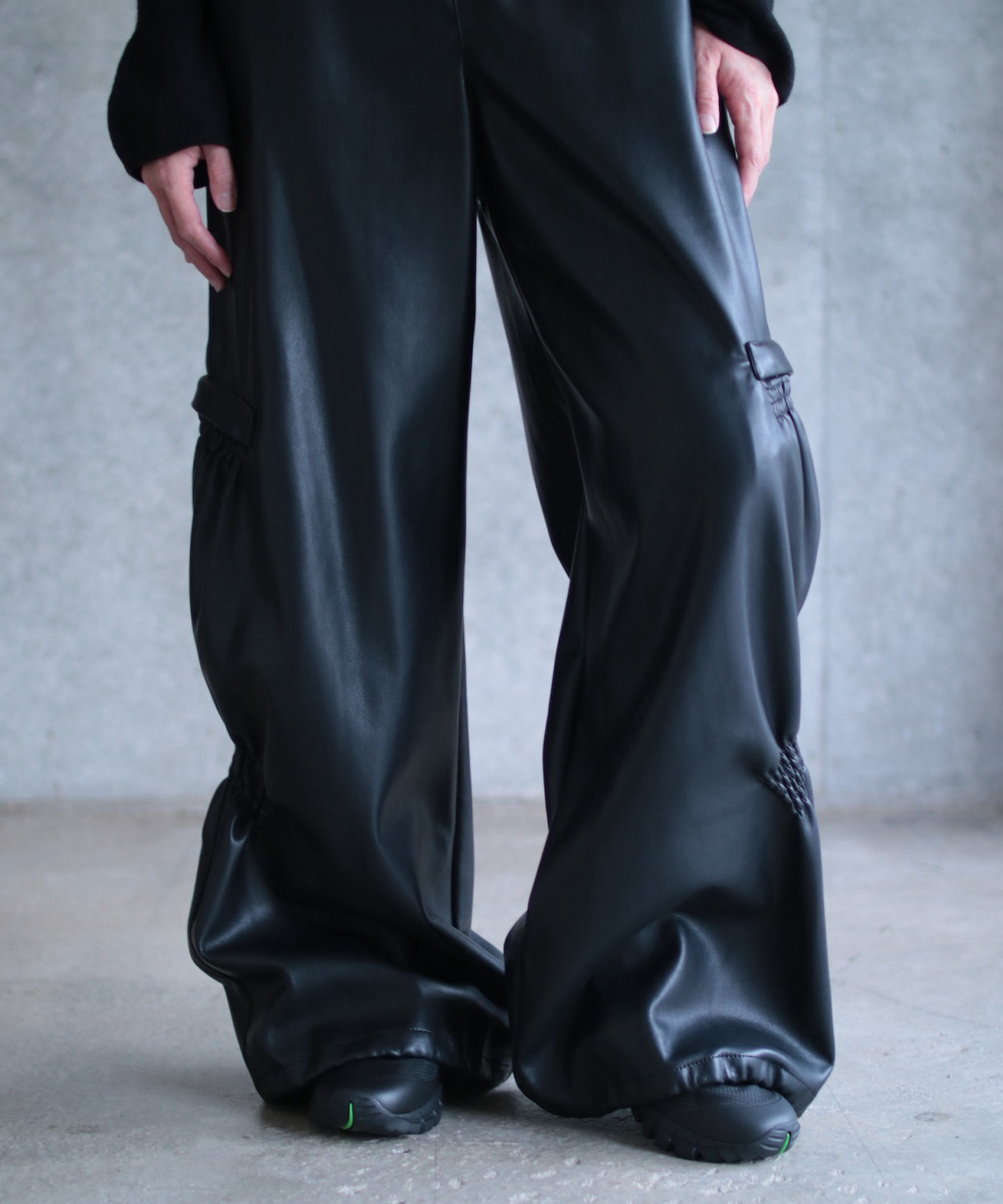 SHIRRING VOLUME LEATHER PANTS