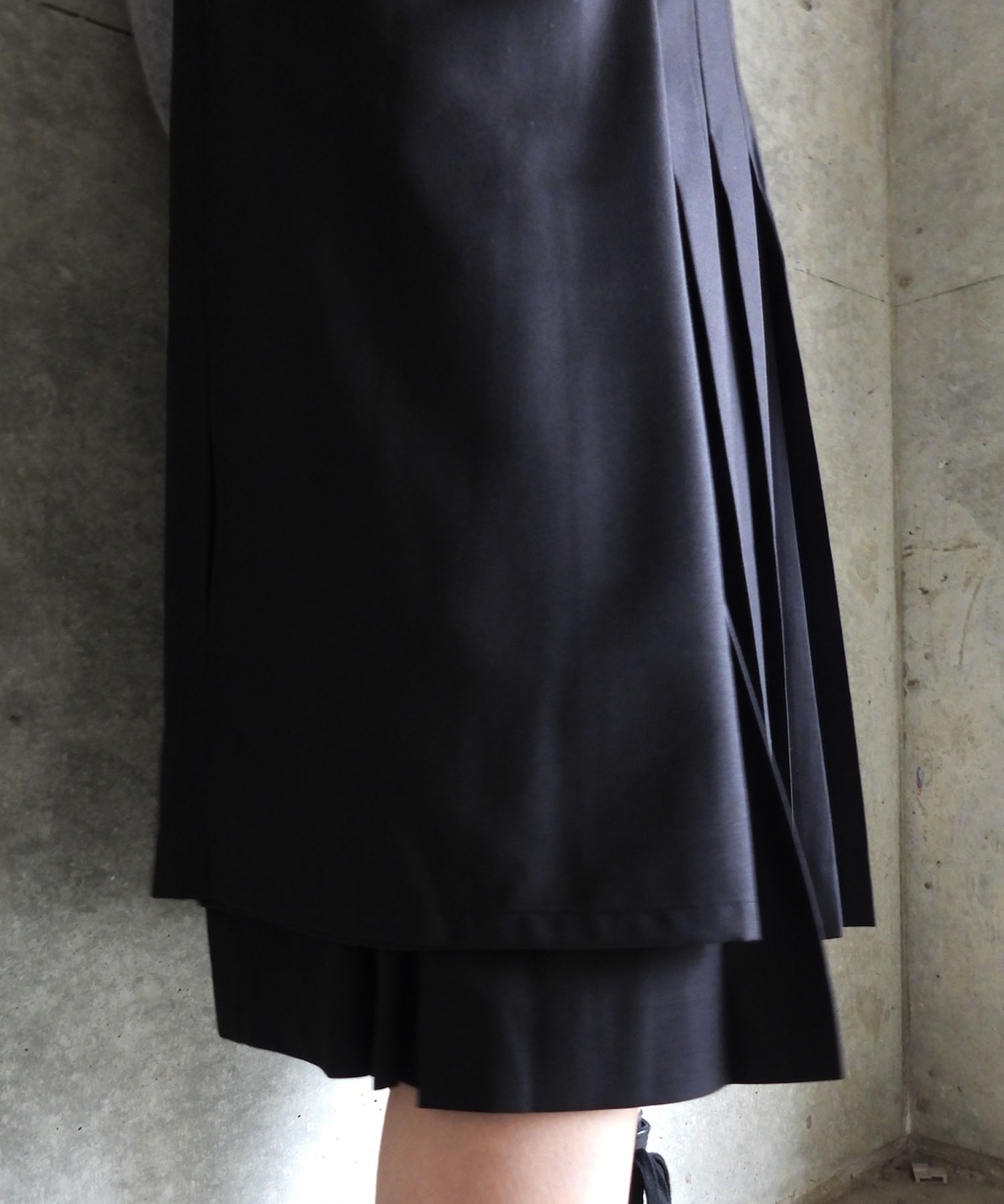 LAYERED PLEATED MIDI SKIRT