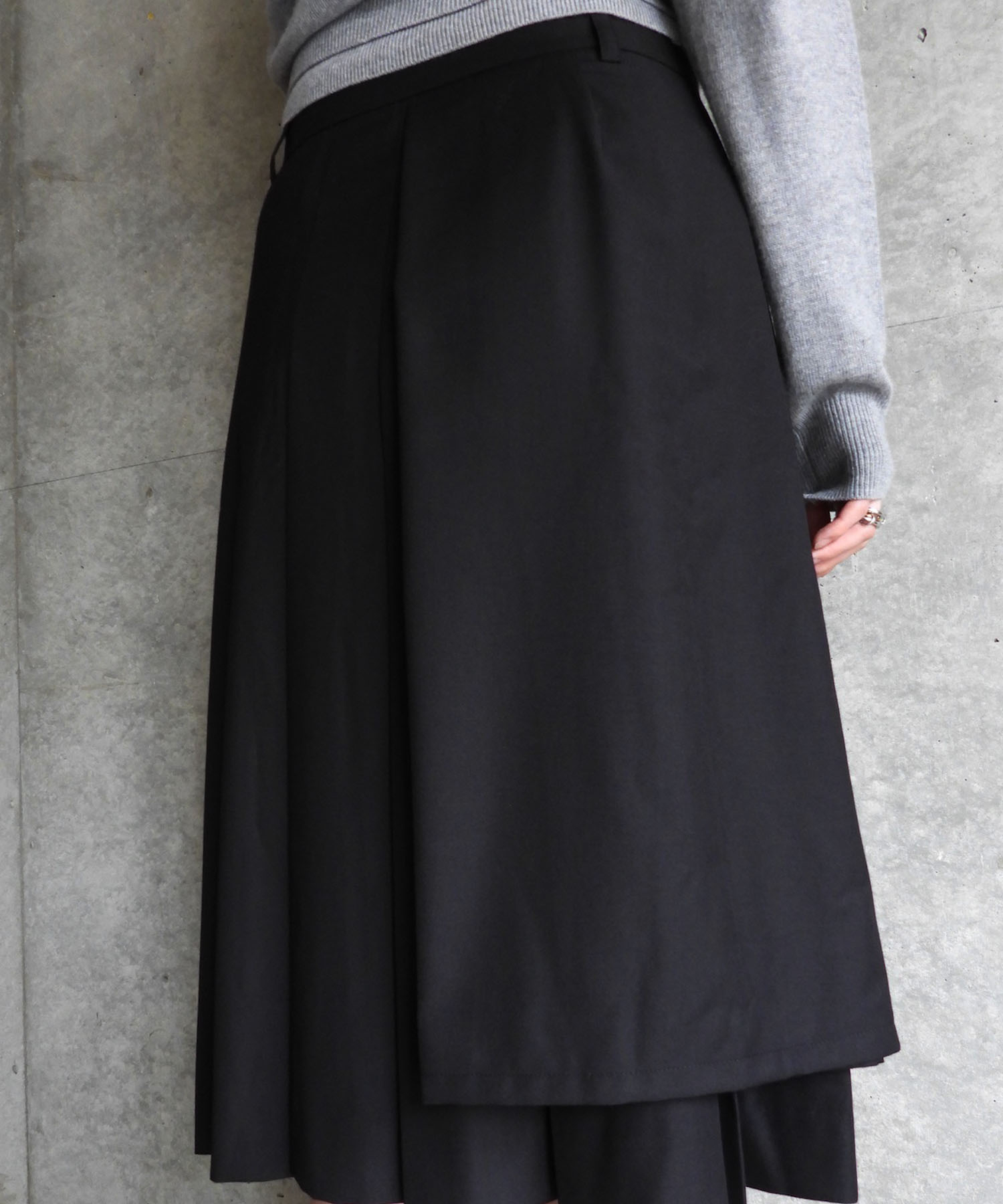 LAYERED PLEATED MIDI SKIRT