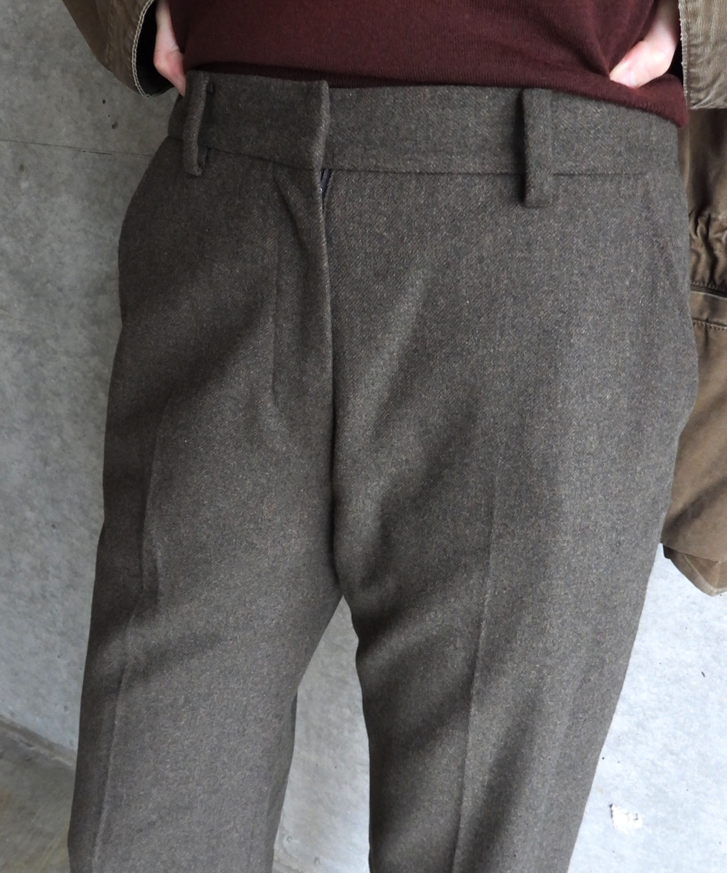 BUTTON DETAIL CAPRI PANTS