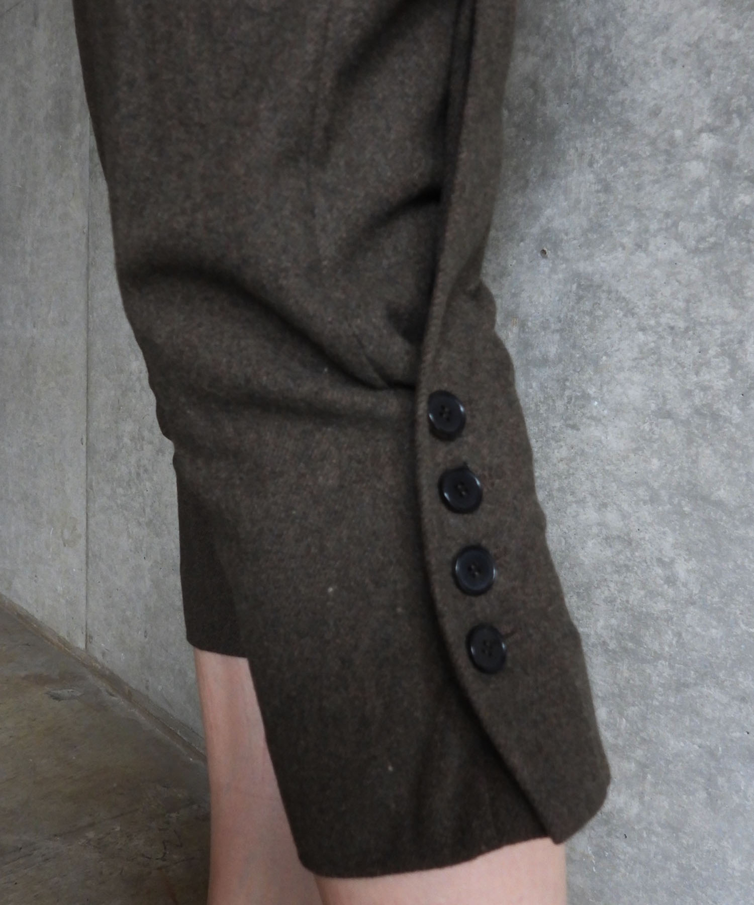 BUTTON DETAIL CAPRI PANTS