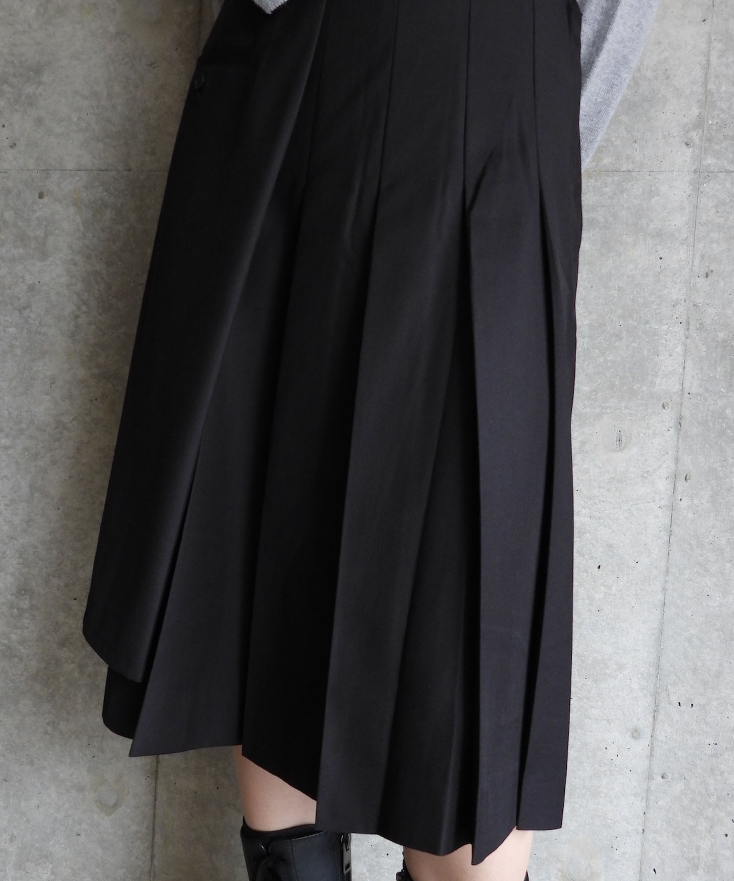 LAYERED PLEATED MIDI SKIRT