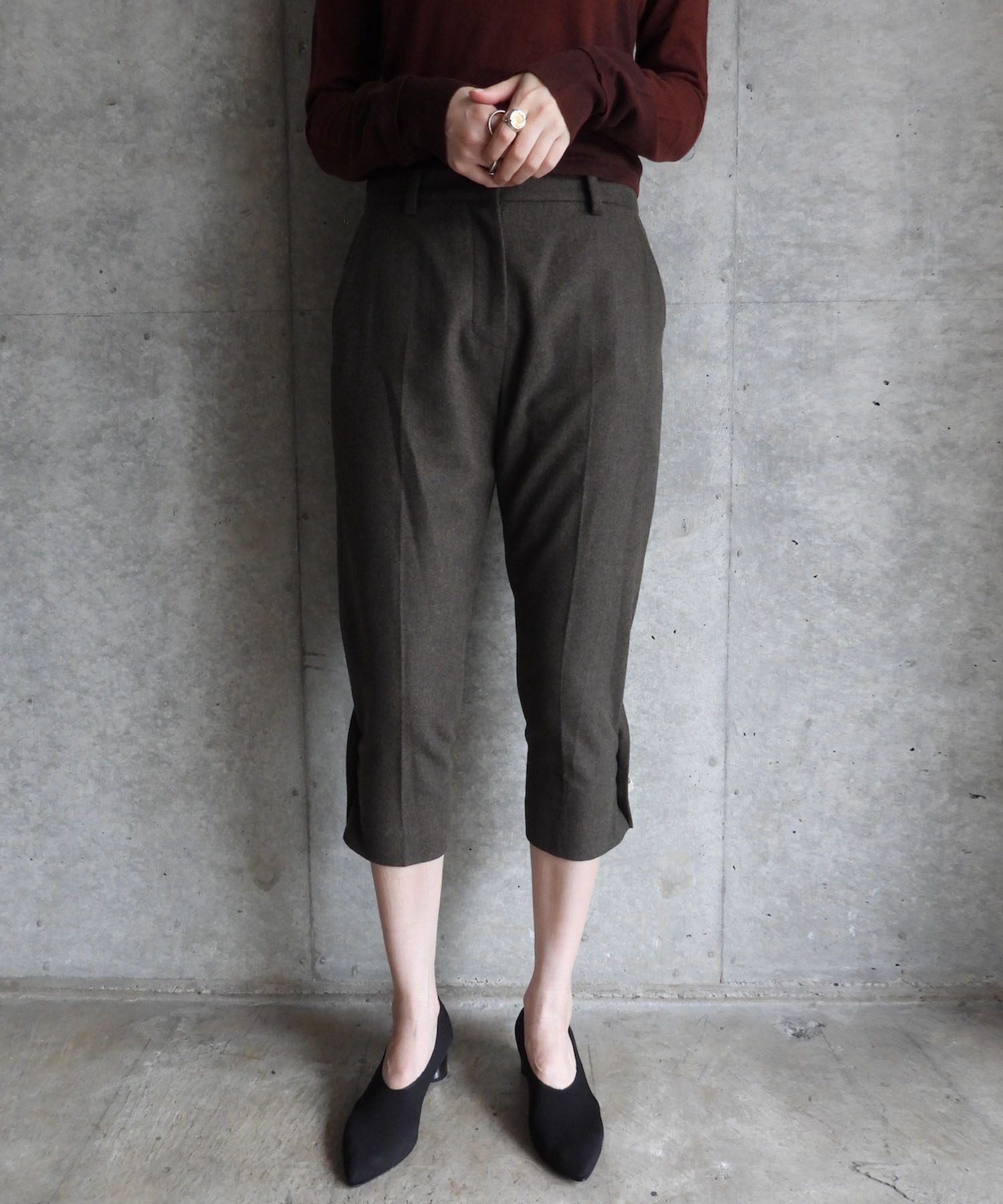 BUTTON DETAIL CAPRI PANTS