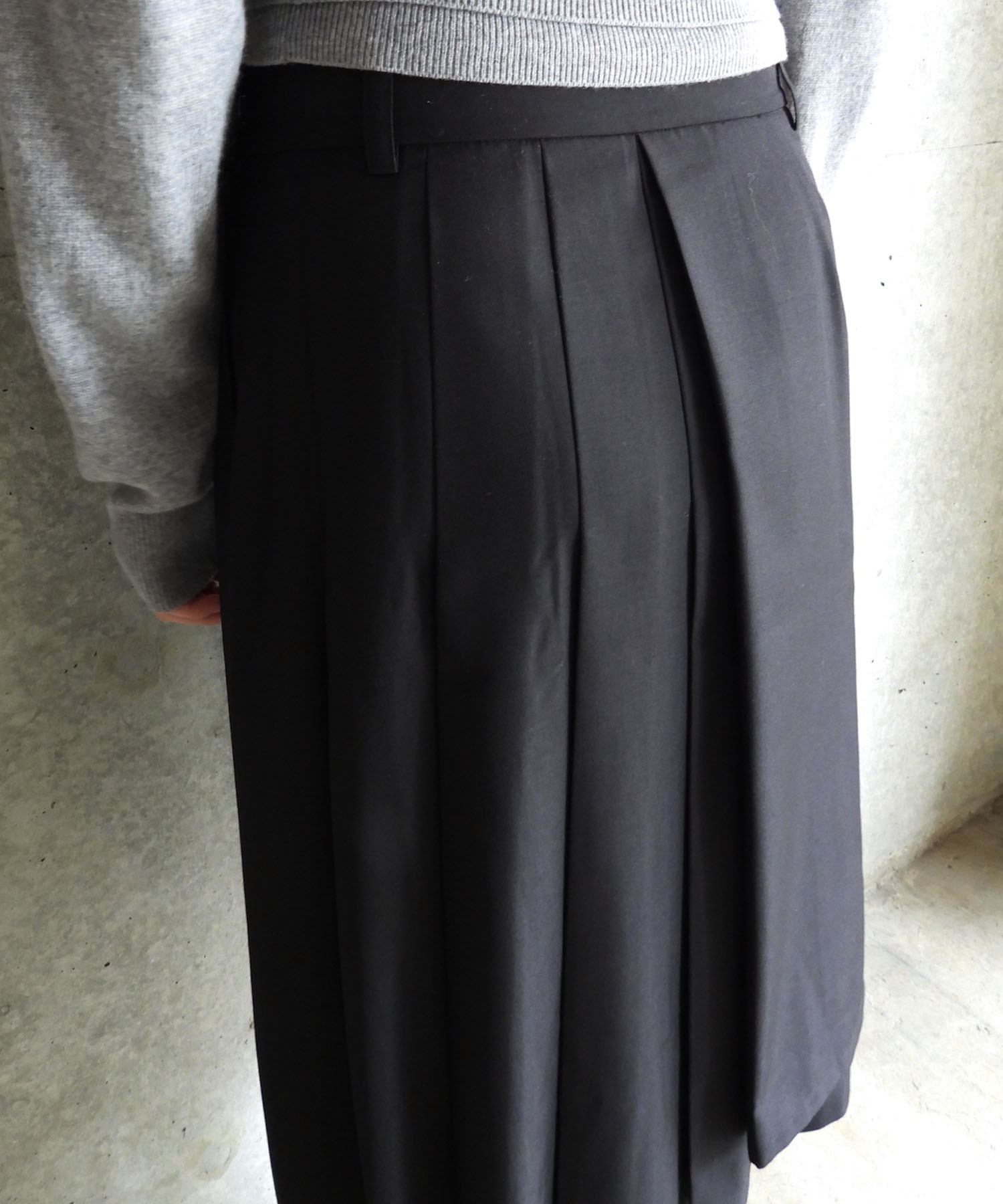 LAYERED PLEATED MIDI SKIRT