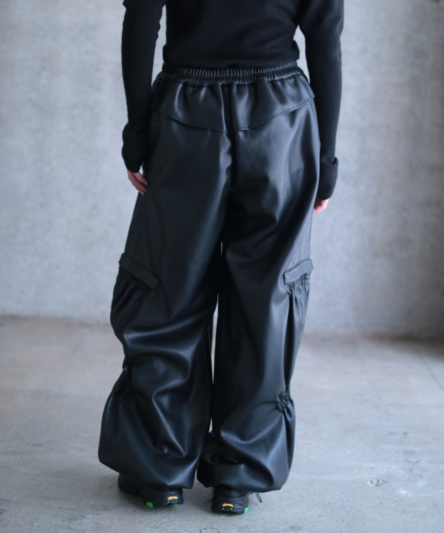 SHIRRING VOLUME LEATHER PANTS