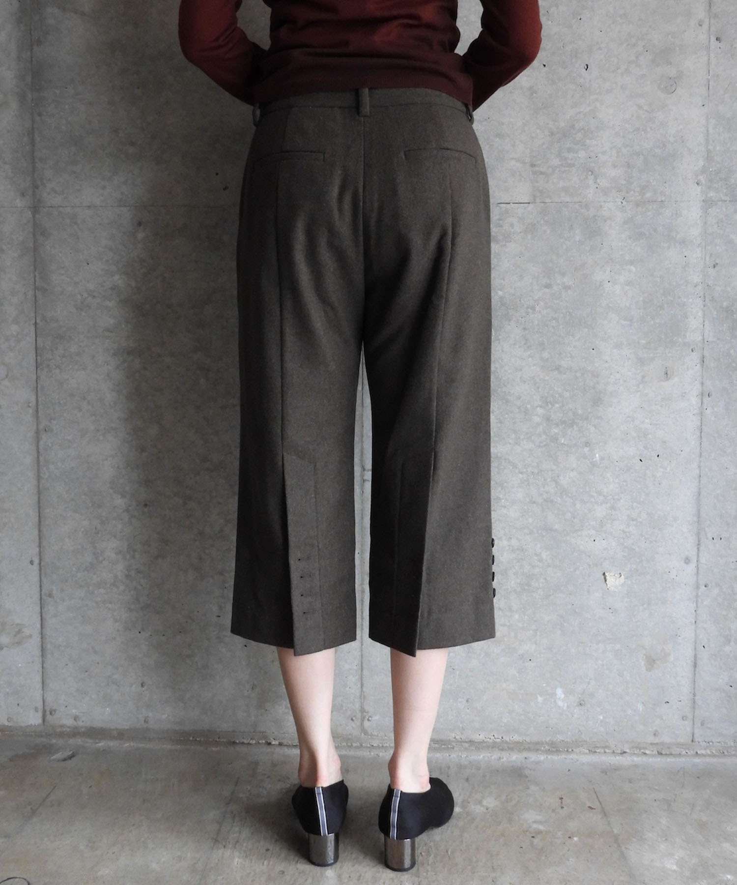 BUTTON DETAIL CAPRI PANTS