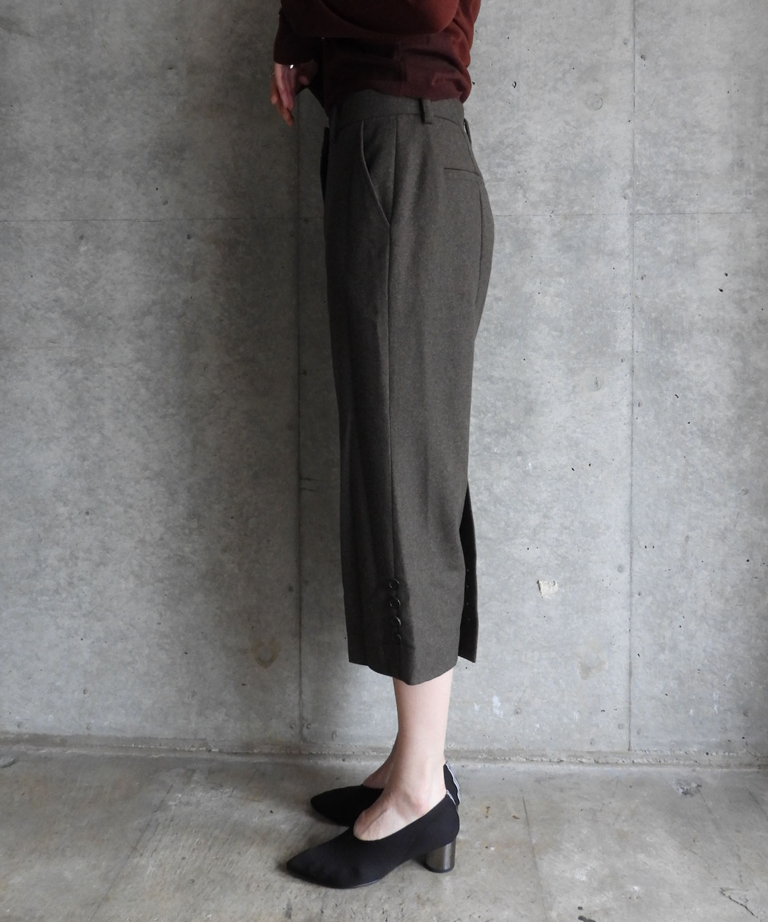 BUTTON DETAIL CAPRI PANTS