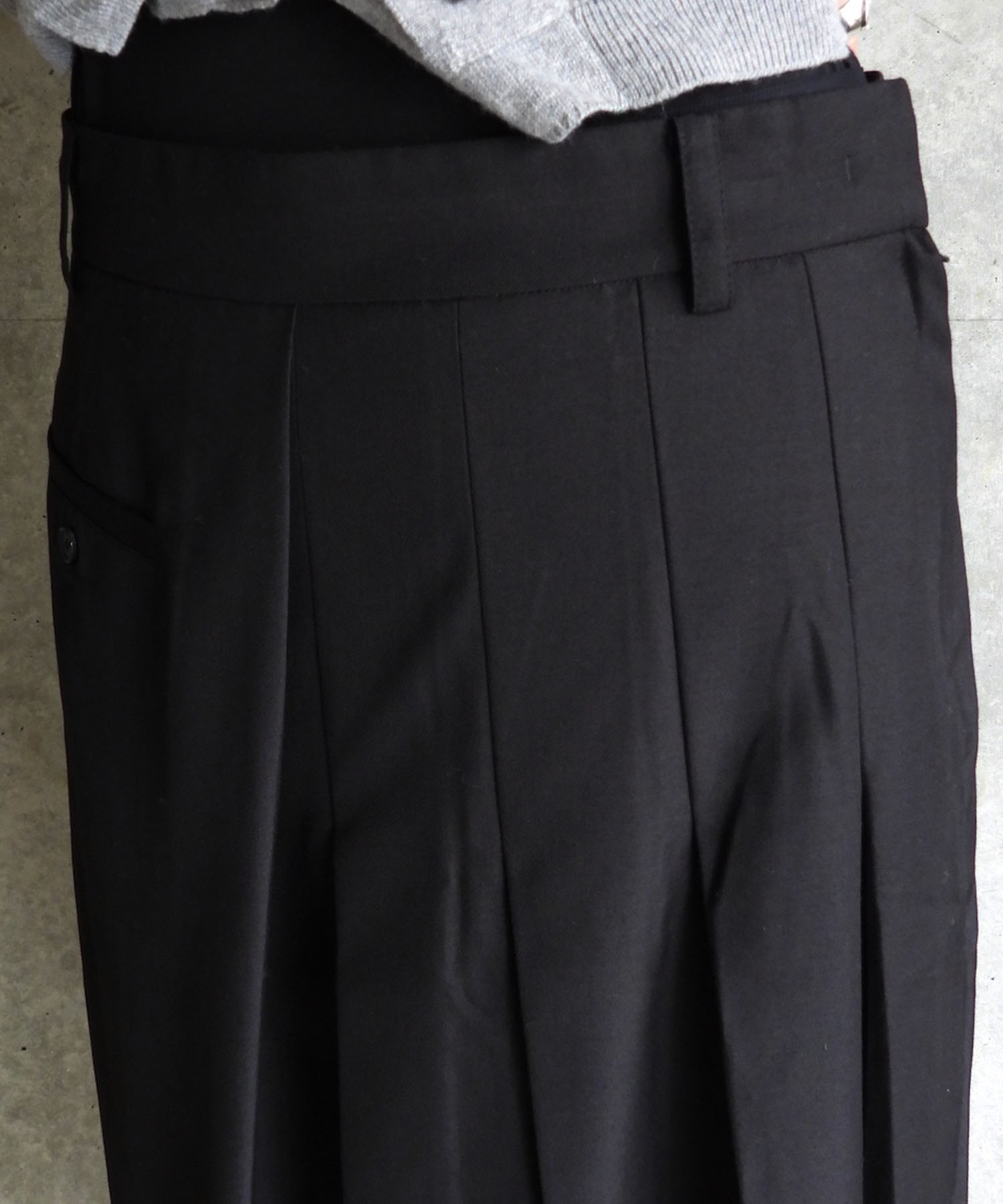 LAYERED PLEATED MIDI SKIRT