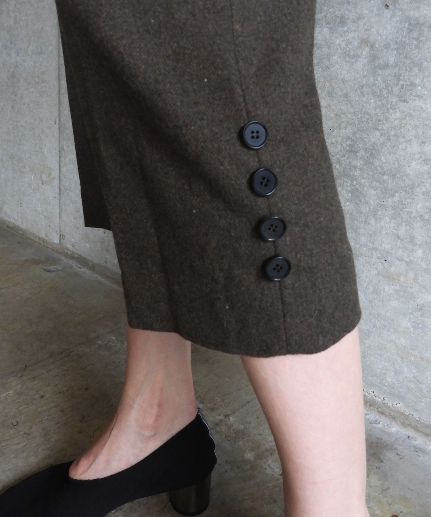 BUTTON DETAIL CAPRI PANTS