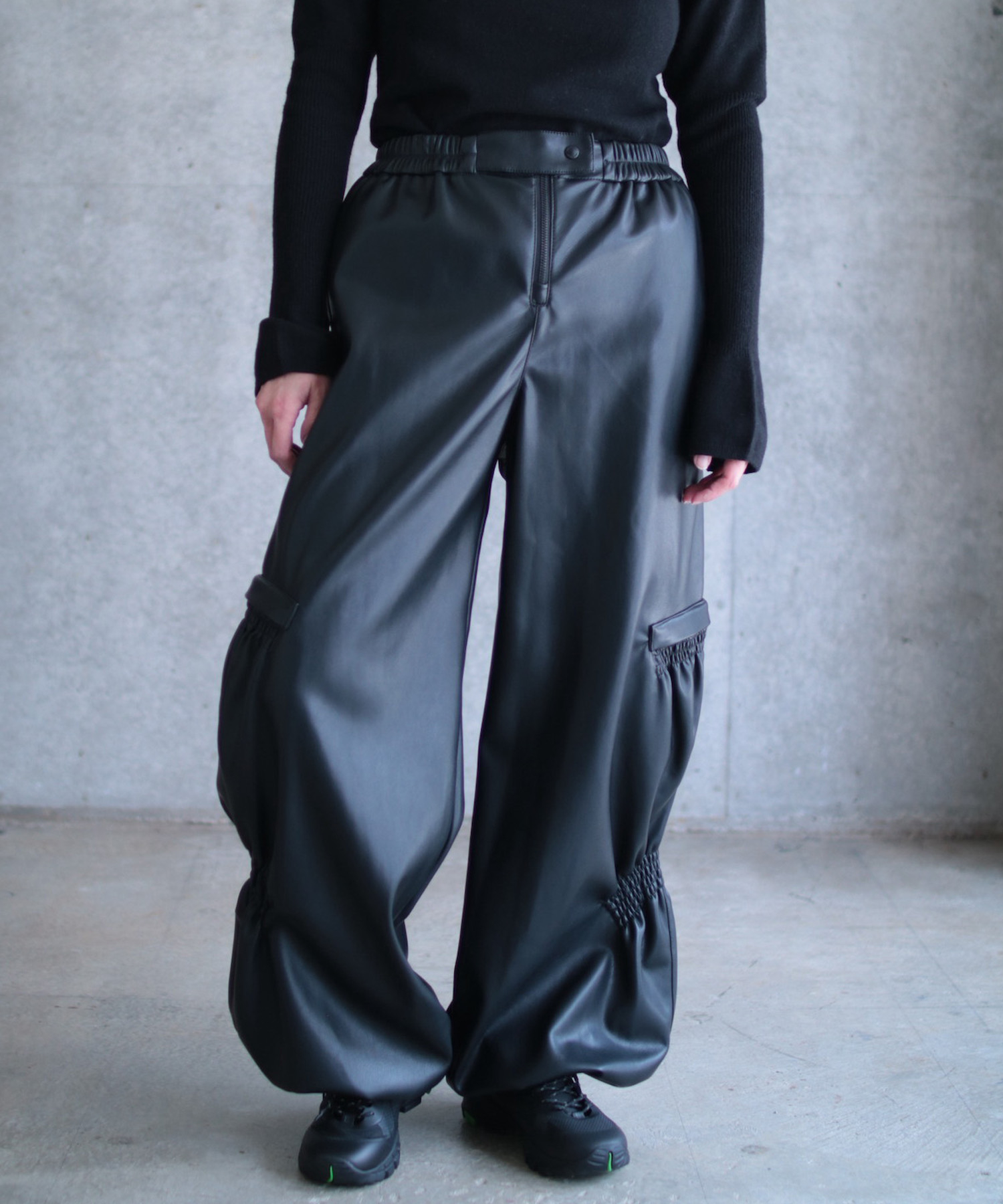 SHIRRING VOLUME LEATHER PANTS