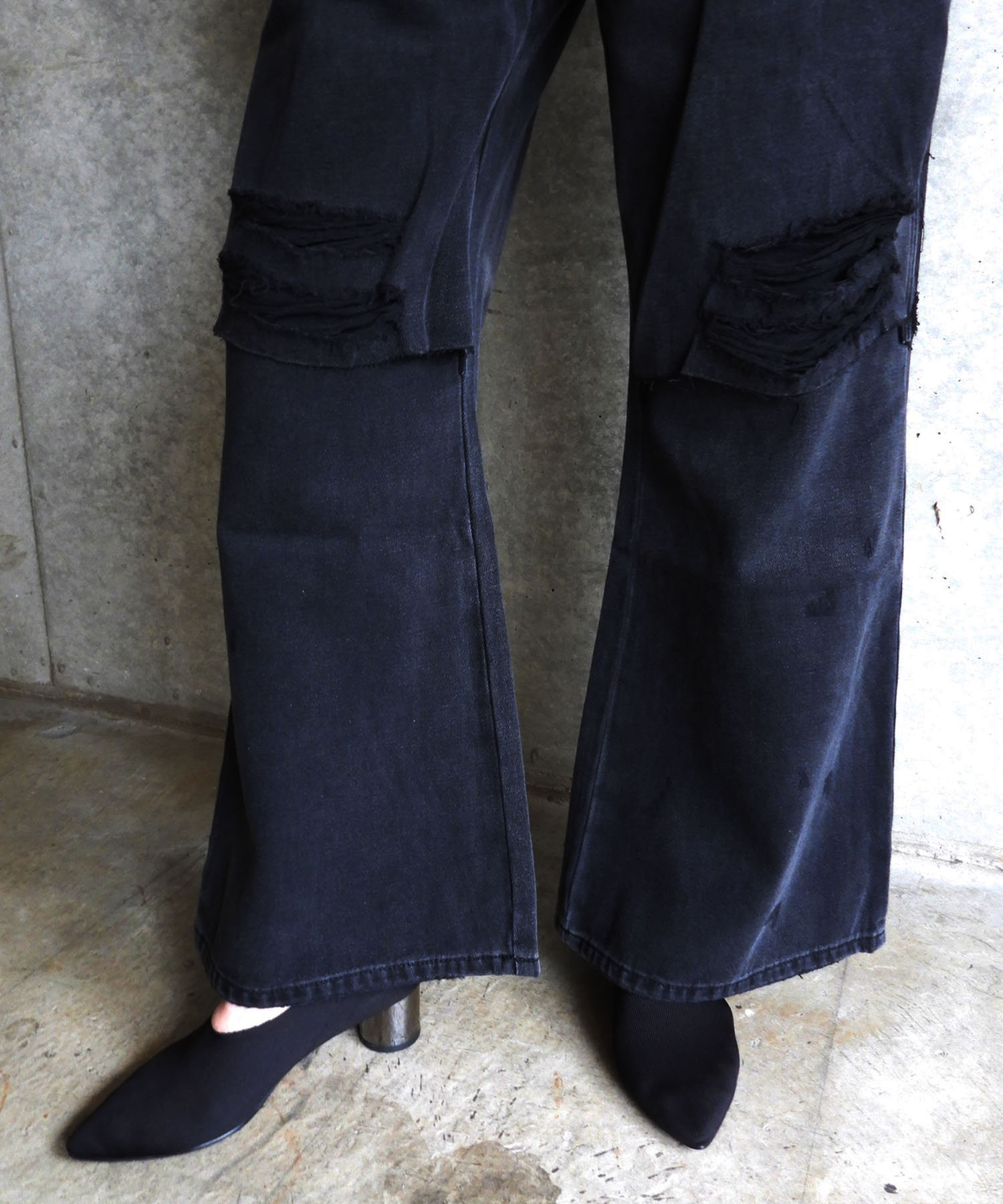 DISTRESSED CUTOUT DENIM
