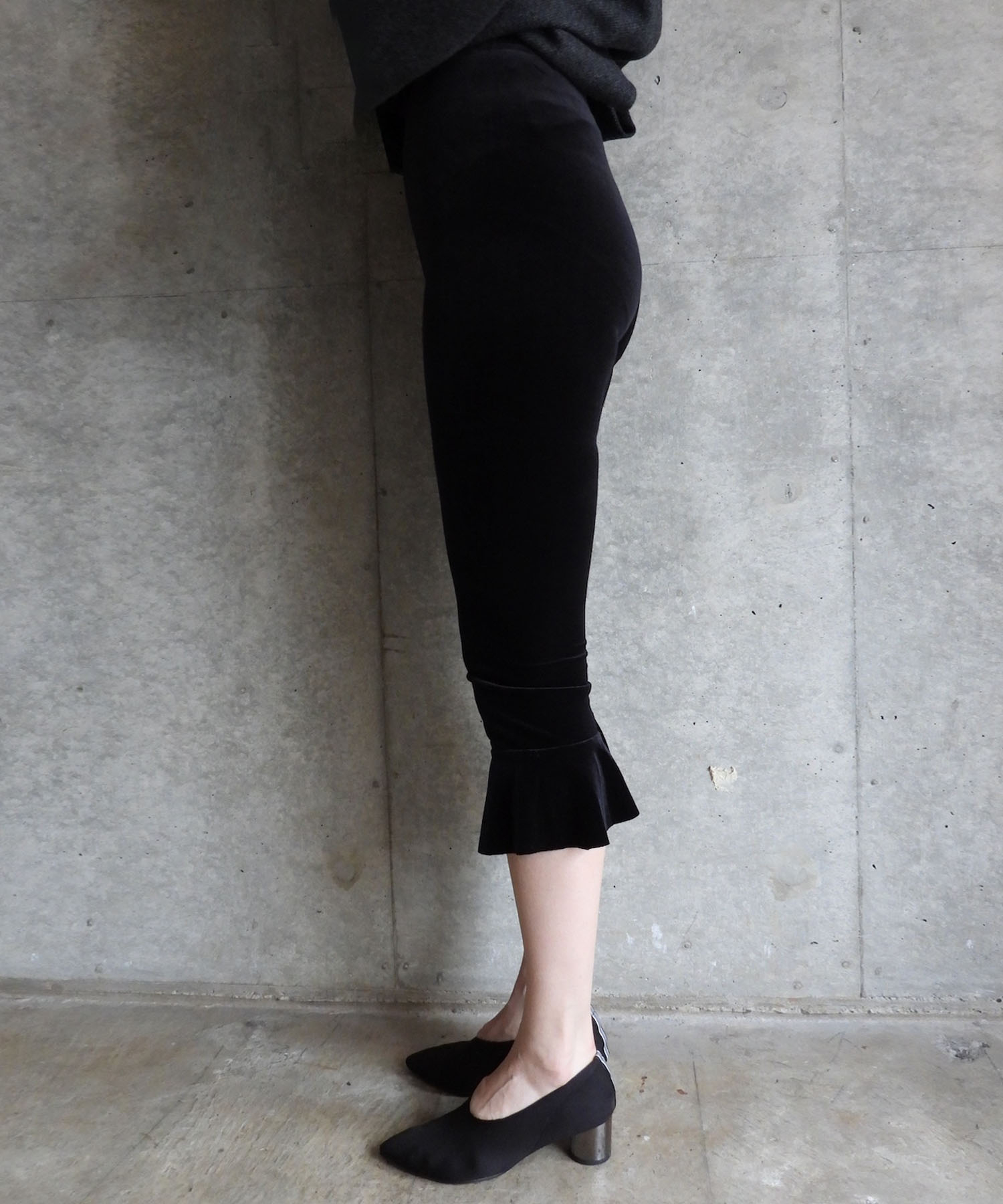 Velvet Volant Capri Pants
