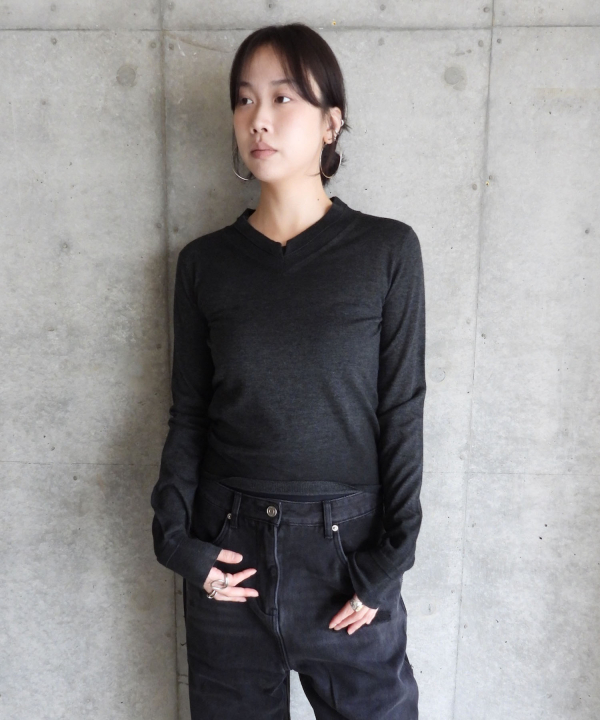 FRAYED V-NECK KNIT TOP